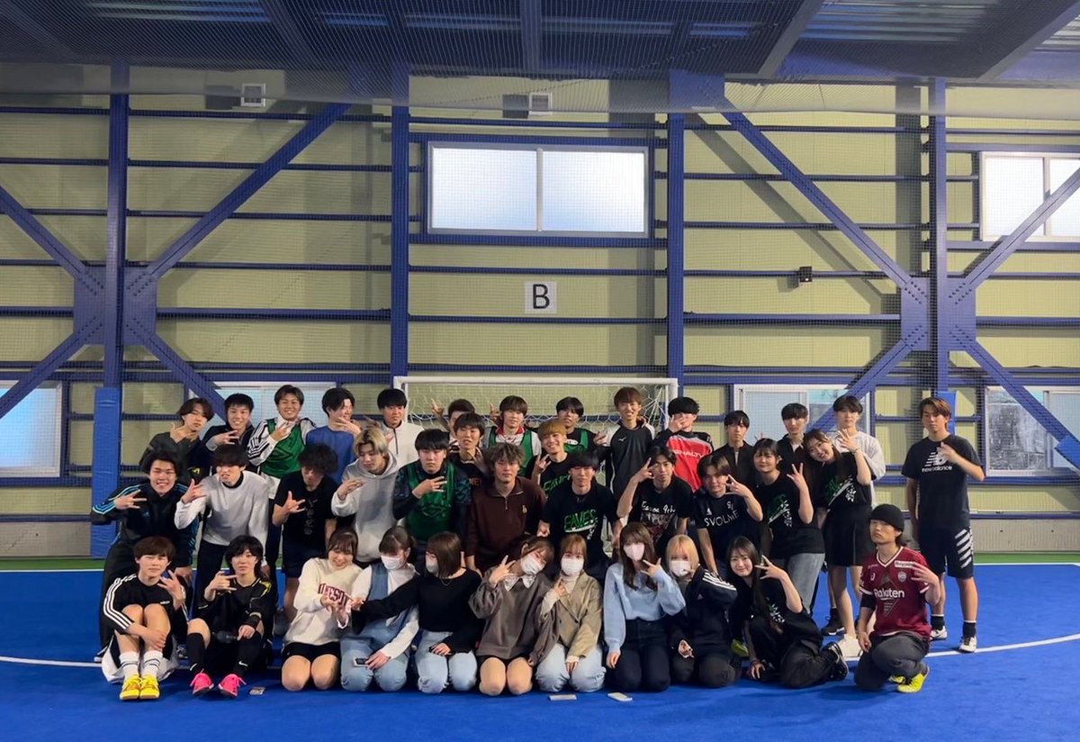 Eaves_fc2023's tweet photo. 今日は19時からフットサルがあります！⚽️
お金もかからないので誰でも気軽に来てください〜🙆🏻‍♀️女の子も！サッカーが出来ない人も！だれでも大歓迎！！
宝塚フットサルアリーナで待ってます💚 https://t.co/FQwyoqiQX2