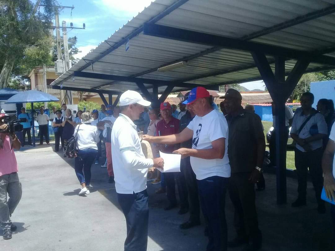 PedroAngelRaaV1's tweet photo. Reconocimiento a Nuestro Aeropuerto Rafael Cabrera Mustelier entre los tres más destacado del municipio  en la actividad contra incendio https://t.co/SOPJ6W4ArJ