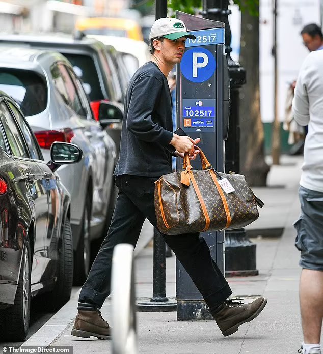 The 1975 TH on Twitter "Matty Healy เดินทางไปที่ Electric Lady Studios