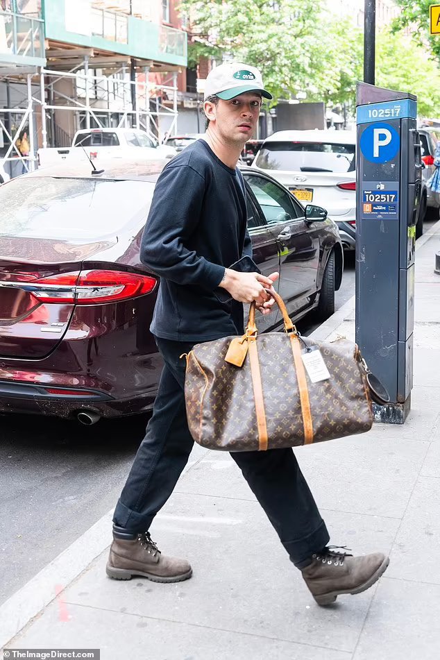 The 1975 TH on Twitter "Matty Healy เดินทางไปที่ Electric Lady Studios