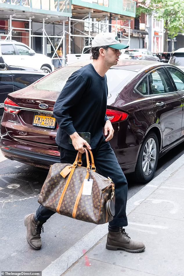 The 1975 TH on Twitter "Matty Healy เดินทางไปที่ Electric Lady Studios