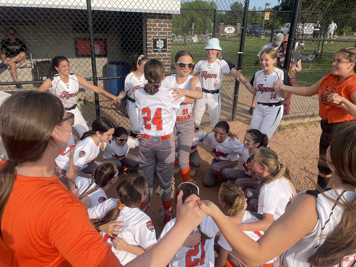 jbuckley2024's tweet photo. Had the best time cheering on our town’s 10u travel team during their game today! Got a chance to break out the old cheers, see them smile, and see how big of an impact we can have on the future of our program. @TopPreps @SBRRetweets @CoachAng3 #tigers https://t.co/RtVR6KEV9j