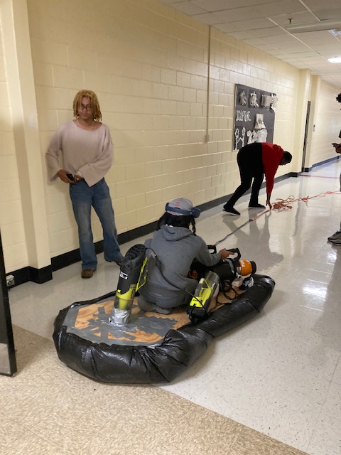 CreeksideEngin1's tweet photo. Students working on 2nd Semester final projects. Drone technology, Solar power, CO2 dragster design, and hovercraft design https://t.co/47Yo8GnUAA