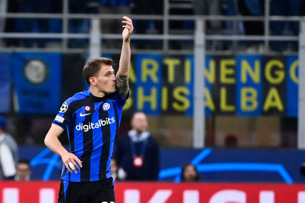 Nicolo Barella makna perayaan gol yang kerap ia lakukan: "Saya selalu mencium tangan kiri saya karena disana terletak tato foto istri dan anak saya."

fansnerazzurri.com/nicolo-barella…