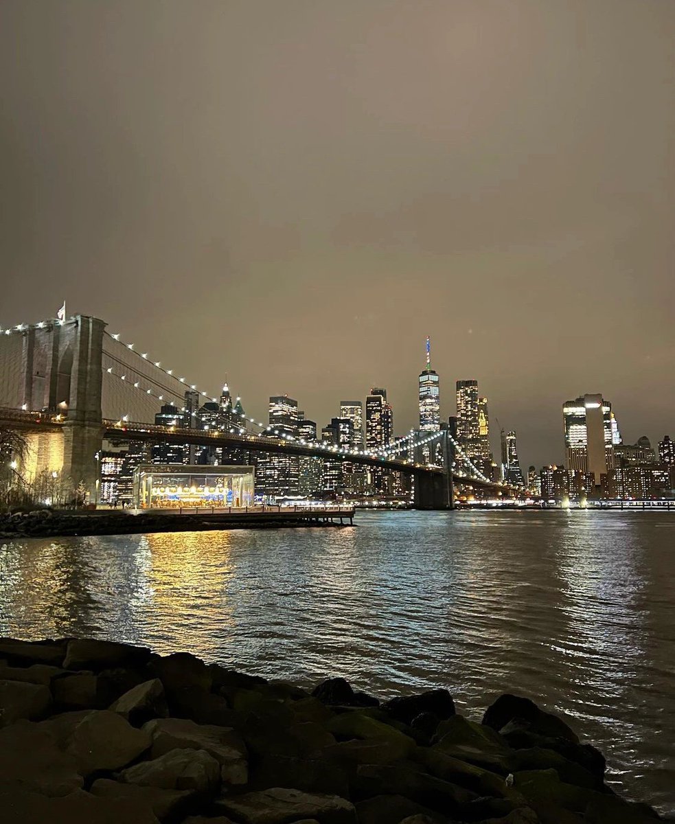 It's really nice to sit here and enjoy the night view