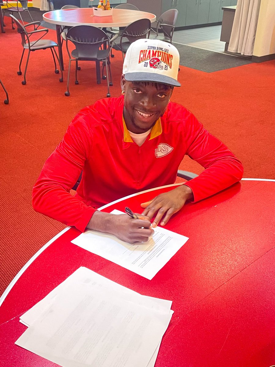 Signed! ✍️

From Ghana to Lawrence to Manhattan to… KANSAS CITY! 

K-State cornerback Ekow Boye-Doe is a Chief.