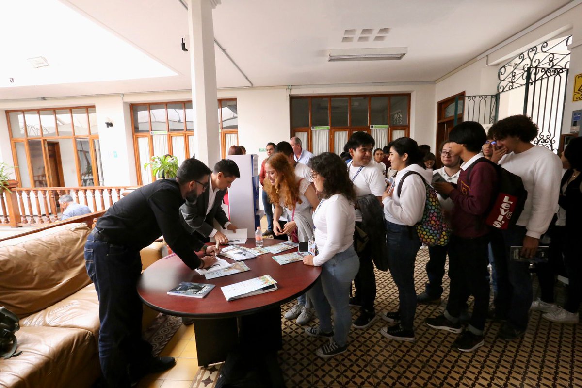 Contando con la presencia de estudiantes de medicina de Ciudad Mendoza, dos de sus autores, <a href="/LRCastrillon/">#ElEditordelaSemana</a> y <a href="/sriverama/">sergio rivera magos</a>, el Director de Promoción del <a href="/INAImexico/">INAI</a>, Sergio Contreras Padilla y la Comisionada Presidenta del IVAI, <a href="/Ydlan/">Naldy Patricia</a>, se realizó la presentación de esta obra.