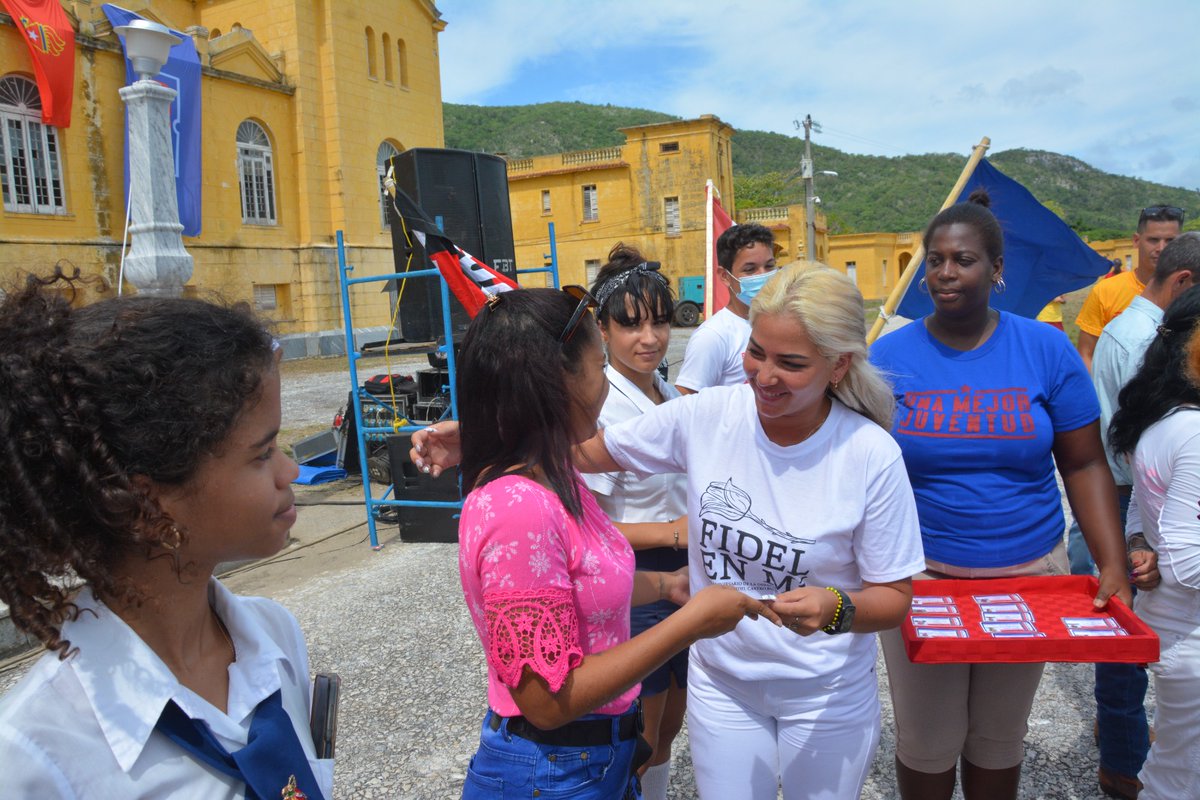 ComiteIsla's tweet photo. Hoy ✌️#UnaMejorJuventud a los
68 aniversario de la excarcelación de Fidel y los moncadistas en el Presidio Modelo actual. En el que se realizó la entrega de carnet a jóvenes que hoy integran nuestras filas de la #UJC  #IsladelaJuventud 
#CubaViveEnSuHistoria https://t.co/4siv0FOFUO
