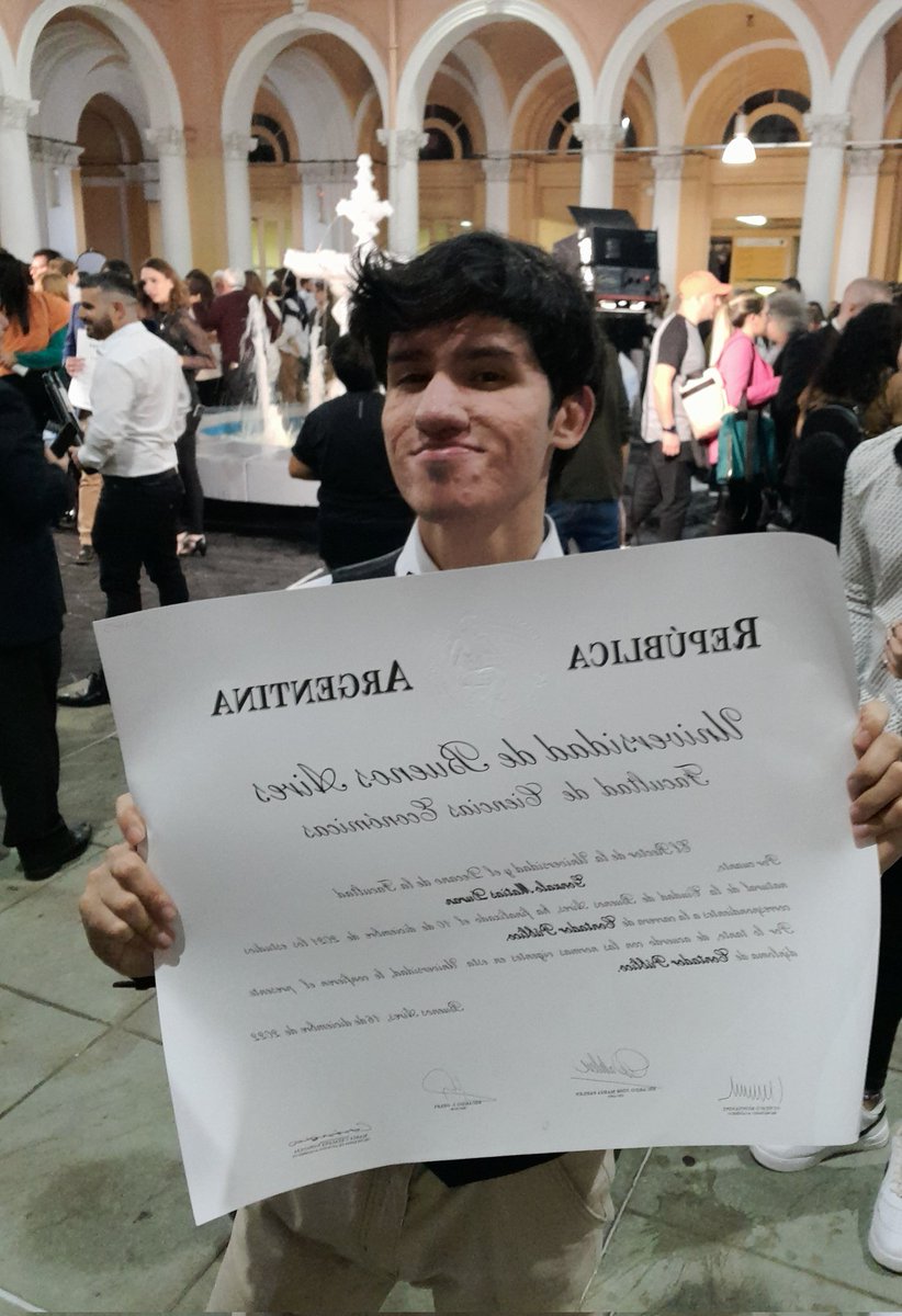 IsMyShitt's tweet image. Oficialmente Contador Público de la UBA. Me saque fotos con todos, pero quería fotos con quien tanto me banco y no pudo asistir a la ceremonia: mi perra 
#UBA #FCE