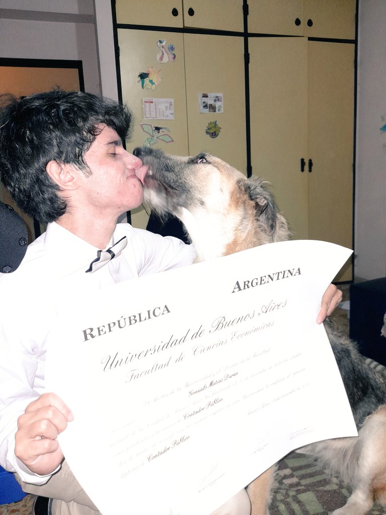 IsMyShitt's tweet image. Oficialmente Contador Público de la UBA. Me saque fotos con todos, pero quería fotos con quien tanto me banco y no pudo asistir a la ceremonia: mi perra 
#UBA #FCE
