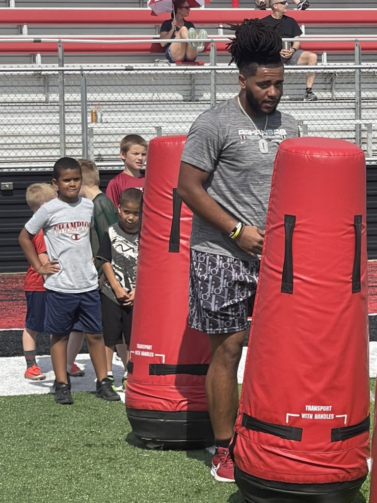ChambleeIrvin's tweet photo. Inspiring the future ballers! @AndrewChamblee4 @EMarionHarris1 @DavillierNico @CoachCKennedy https://t.co/Z9byza5n7X