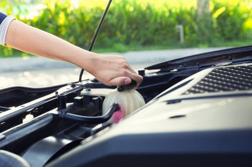 AutoDestaque's tweet photo. Saiba como manter em ordem o sistema de arrefecimento do seu automóvel [https://t.co/m8Eh8MtpLF] #arrefecimento #sistemadearrefecimento #radiador #manutençãoautomotiva #dicasautomotivas #manutençãopreventiva https://t.co/An6N5HA7G0