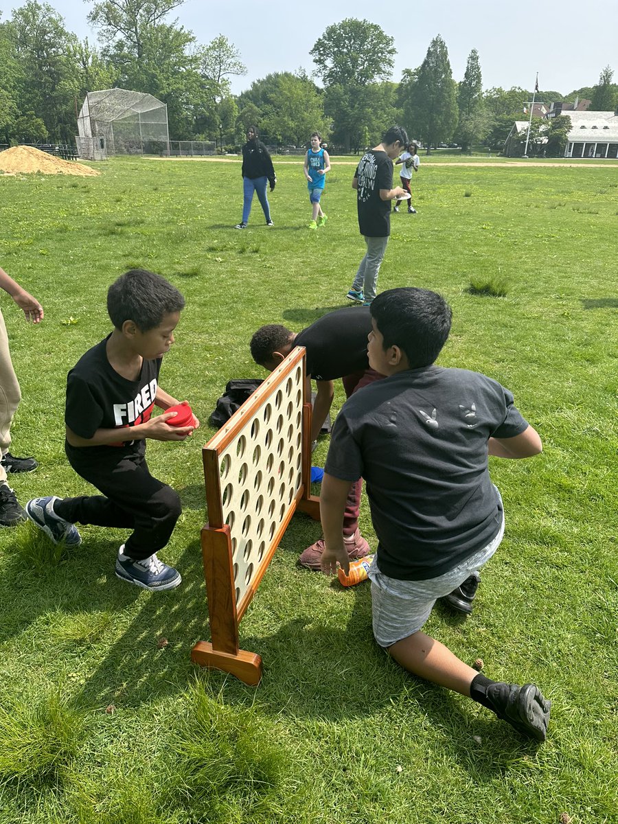 danielleamck's tweet photo. @PS21si @DrMarionWilson @CChavezD31 Class 5-201 hosted their first Women's Appreciation Picnic for all of the inspirational women in our lives! The students got to "challenge their parents" to some of their favorite sports and games. Of course, the students won🤣❤️ https://t.co/ROPvKZIkfh