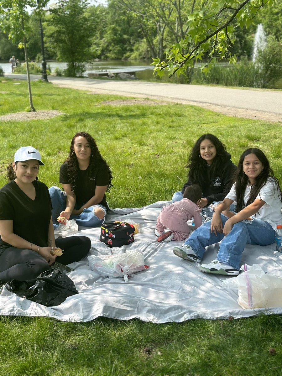 danielleamck's tweet photo. @PS21si @DrMarionWilson @CChavezD31 Class 5-201 hosted their first Women's Appreciation Picnic for all of the inspirational women in our lives! The students got to "challenge their parents" to some of their favorite sports and games. Of course, the students won🤣❤️ https://t.co/ROPvKZIkfh