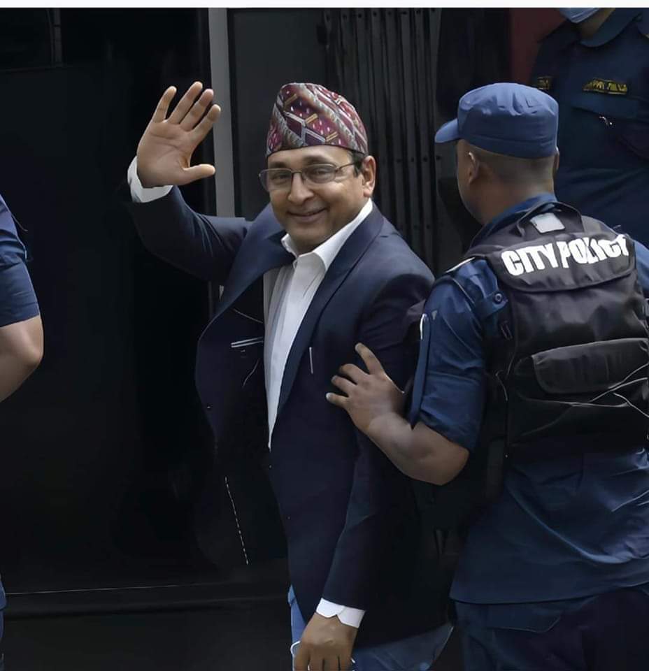 Mandira321's tweet image. ठग भ्रष्ट फटाहा अपराधि र दलालिहरु सबैमा प्राय Confidence Level High हुन्छ र हुनुपर्छ नत्र सोझा सिधालाई झुक्यानमा पार्न सकिँदैन,आफ्नो बसमा राख्न सकिँदैन #ल हेर्नोस त टोपेको हाँसो,यत्रो मानव तस्करीकोआरोप लागेको ब्यक्ति खुलेआम हाँसेर जनतालाई Greetingsगर्दैछअनि जनता झुक्किदैनन भन्या!