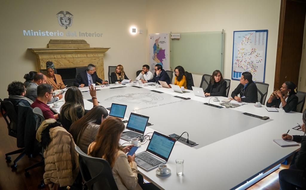 MinInterior's tweet photo. Realizamos seguimiento junto a @MinDeporteCol y @Mineducacional del #PlanRemate del Gobierno Nacional, con el que se busca terminar las obras que están inconclusas en el país, garantizar el desarrollo de las regiones y mejorar la calidad de vida de las familias colombianas. https://t.co/80ClnOq9kd