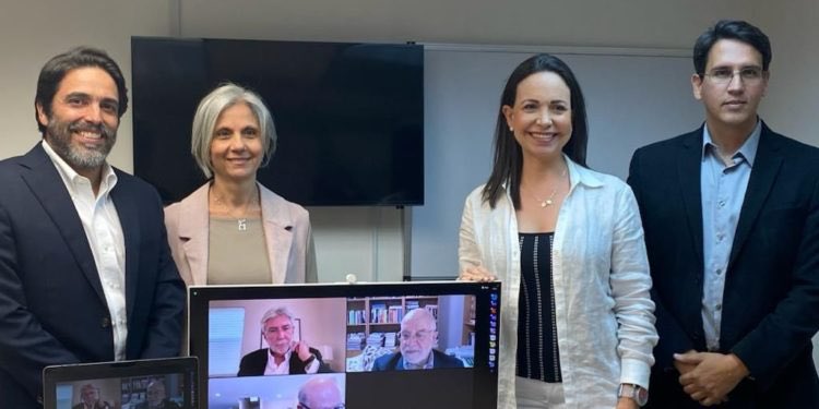 polianalitica's tweet photo. 🔵 María Corina Machado, presentó al equipo de asesores económicos que la ayudarán a “Estabilizar la economía del país” de llegar a la presidencia en el 2024:

🎓 Perfil profesional de sus asesores:

📌 Carlos Blanco: Doctor en Ciencias Sociales. Consultor con la UE, CAF, Centro Latinoamericano de Administración para el Desarrollo, PNUD. Actualmente es consultor del BID en la Presidencia de Colombia 🇨🇴 

📌 Gustavo Garcia: Economista de la UCV con maestría y estudios de doctorado en economía de la Universidad de Boston. Economista Fiscal Líder Técnico Principal de la División de Gestión Fiscal y Municipal del BID (2008-2020) 🌎 

📌 Rafael de la Cruz: Economista con Doctorado de la Universidad de París. Economista senior del Banco Mundial. Economista senior del BID. Director del programa de descentralización de la Comisión Presidencial para la Reforma del Estado (COPRE) 📈

📌 Sary Levy: Economista con Doctorado en Estudios de Desarrollo, Maestría en Economía Internacional y Especialización en Ciencias Administrativas. Presidente de la Academia Nacional de Ciencias Económicas en Venezuela 🇻🇪 

📌 Hugo Bravo: Ingeniero Civil de la UCAB (1998) con Maestrías en Finanzas (2003) y Administración de Empresas (2008) en el IESA y Maestría en Filosofía en la U. Santo Tomás de Chile 🇨🇱(2011). Estratega y consejero de empresas y ONG´s, con extensa experiencia en dirección corporativa en el área de consumo masivo en Latinoamérica.

📌 Henkel García: Ingeniero Químico de la USB, así como Instructor y Analista Financiero con un MBA, mención Finanzas, de la UNIMET. Egresado del IESA del 73 Programa de Gerencia para Ingenieros 🇻🇪

Vía: @VenteVenezuela