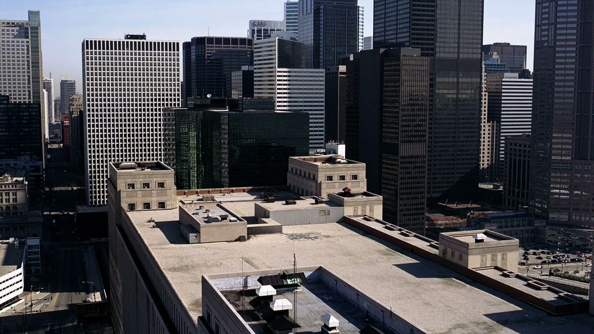 metaplexmovies's tweet image. This is a cliche, but seeing THE DARK KNIGHT in 1.43 IMAX on a six story screen and Nolan opening his superhero crime epic with a sprawling cityscape shot in insane resolution, zooming into an exploding pane of glass, is one of the greatest first images of a movie I've ever seen.