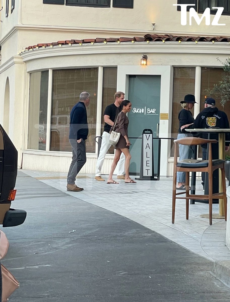 ScandalousMedia's tweet photo. Meghan Markle and Prince Harry were seen out on a sushi date where onlookers told TMZ they dined alone, but now we are being told by PageSix that they were with Gwyneth Paltrow, Cameron Diaz, + more.

I have an interesting take that I'll spill in my upcoming video so stay tuned ☕️