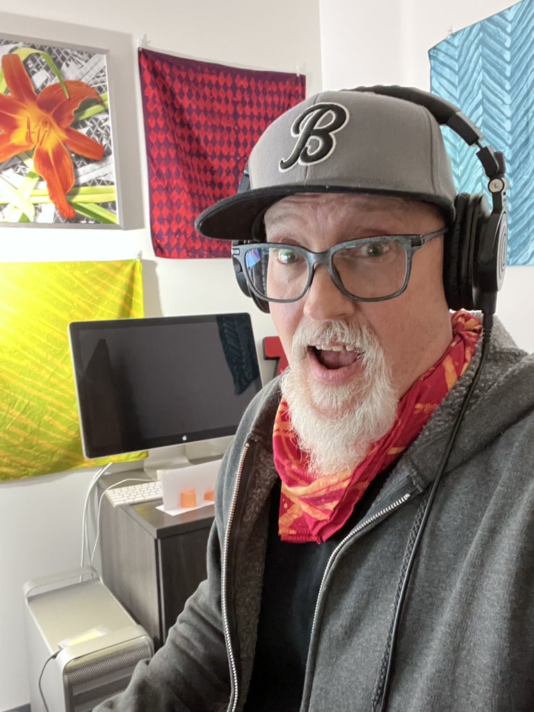 Bennett_Graham's tweet image. Another day at the office. #handpaintedscarf #designertextile
#handpaintedscarves