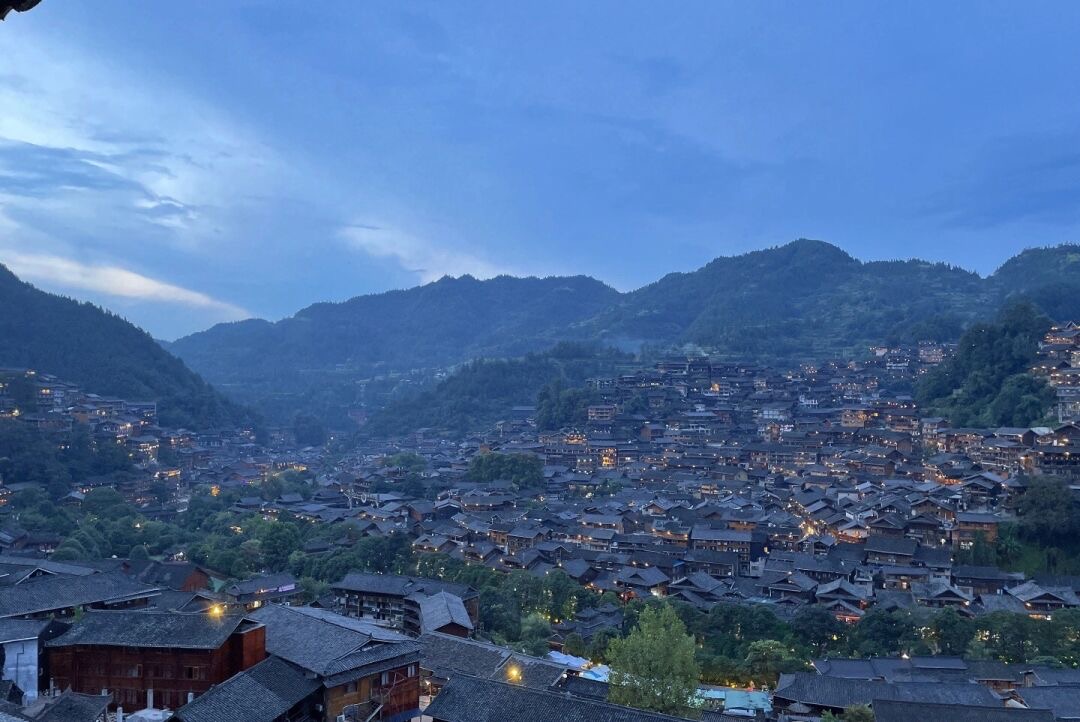 favril_chiks's tweet image. The afterglow of the setting sun dyed the sky red, like a gorgeous rainbow covering the entire sky. The mountains are undulating, just like a fairyland in a fairy tale #painter #landscapephoto #expertinterview #travel #mountainsandrivers