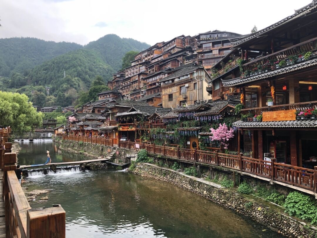 favril_chiks's tweet image. The afterglow of the setting sun dyed the sky red, like a gorgeous rainbow covering the entire sky. The mountains are undulating, just like a fairyland in a fairy tale #painter #landscapephoto #expertinterview #travel #mountainsandrivers