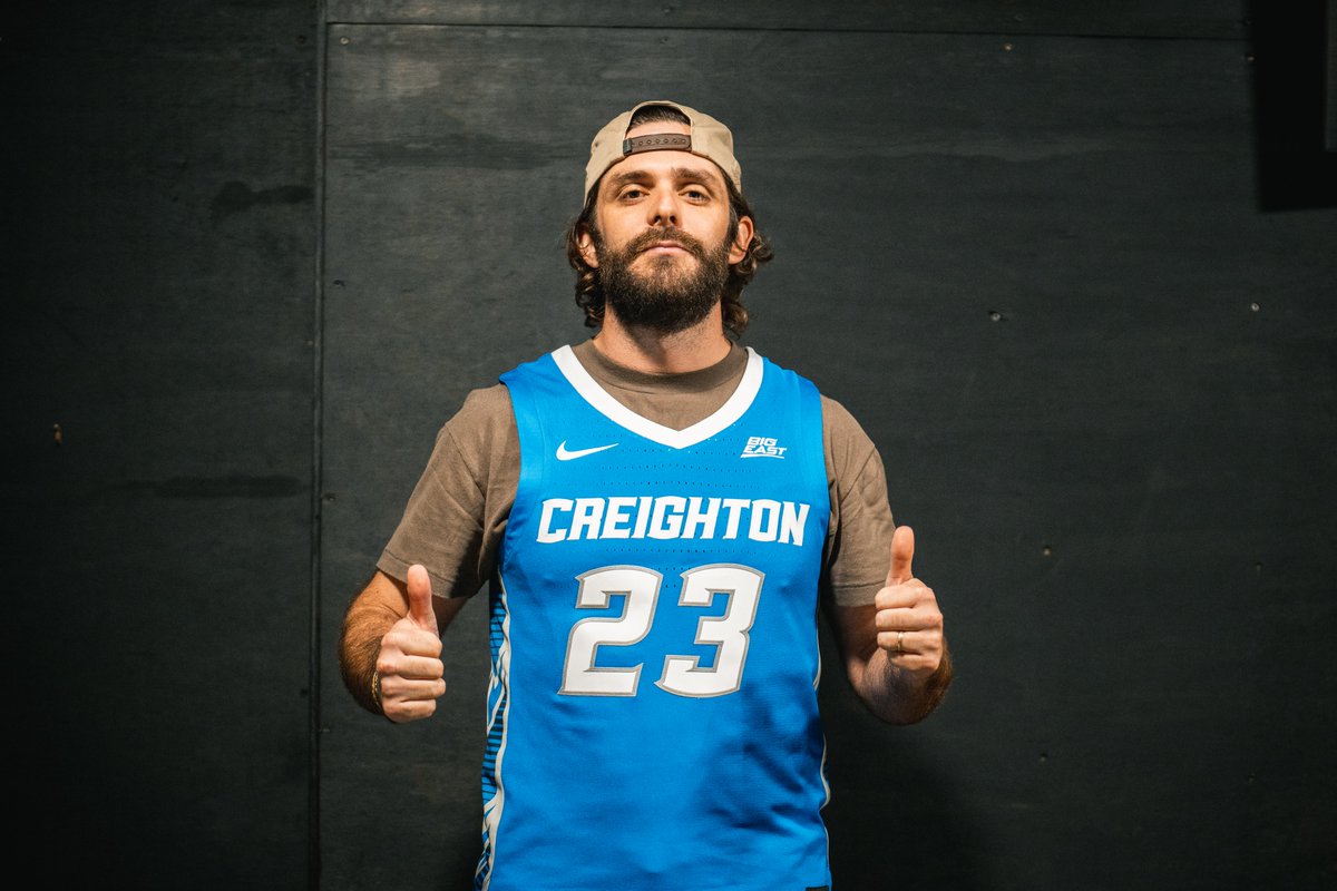 ThomasRhett's tweet photo. The #HomeTeamTour23 continues THIS WEEKEND! We'll see y'all in Omaha on Thursday (5/18), Kansas City on Friday (5/19), &amp; St. Louis on Saturday (5/20)!! Get your tix ⚡️
Omaha: https://t.co/CWhDH0Q43a
Kansas City: https://t.co/fRuRdrbBDa
St. Louis: https://t.co/tVp3pJKbC2 https://t.co/9j0rLQQbTW