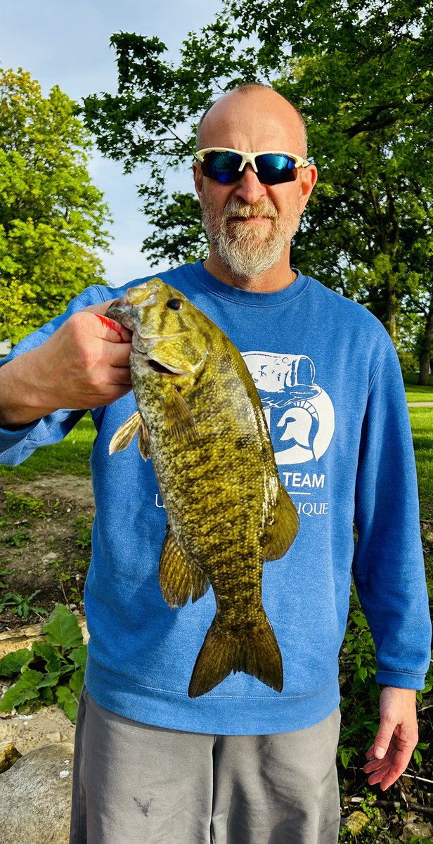 TWags15's tweet photo. The smallmouth bite remained 🔥 on the Fox tonight.
(Photo credit: A super-friendly guy 30 yards upriver)
#FoxRiver #AuroraIL #spinnerbaits #Midwest #springfishin #thatsmyblood #tightlines https://t.co/4Sa60DPi8B