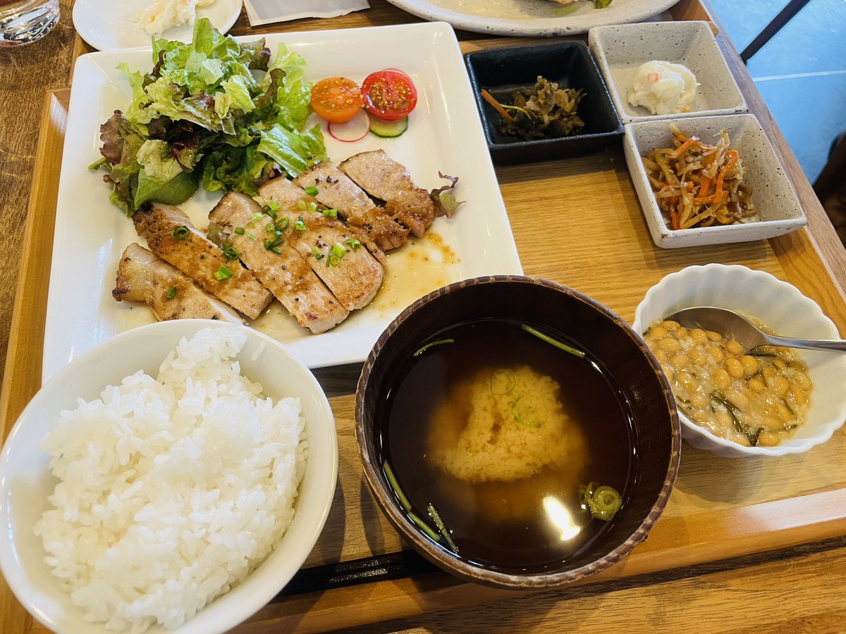 SYO_kurashi's tweet photo. 【カフェフクモリ☕️】
東京で庄内ご飯を食べれるお店
しかもしかも、とってもおしゃれな店内なのです。ランチ・カフェ・ディナーと用途に合わせて利用できます！お米は井上農場のつや姫🌾ご飯オプションでは塩納豆をチョイスしました！ぜひ、行ってみてください！

📍JR馬喰町駅から徒歩3分 https://t.co/51eVxIRPmg