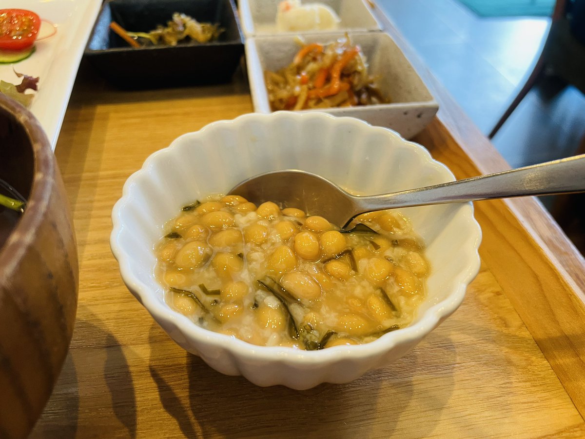 SYO_kurashi's tweet photo. 【カフェフクモリ☕️】
東京で庄内ご飯を食べれるお店
しかもしかも、とってもおしゃれな店内なのです。ランチ・カフェ・ディナーと用途に合わせて利用できます！お米は井上農場のつや姫🌾ご飯オプションでは塩納豆をチョイスしました！ぜひ、行ってみてください！

📍JR馬喰町駅から徒歩3分 https://t.co/51eVxIRPmg
