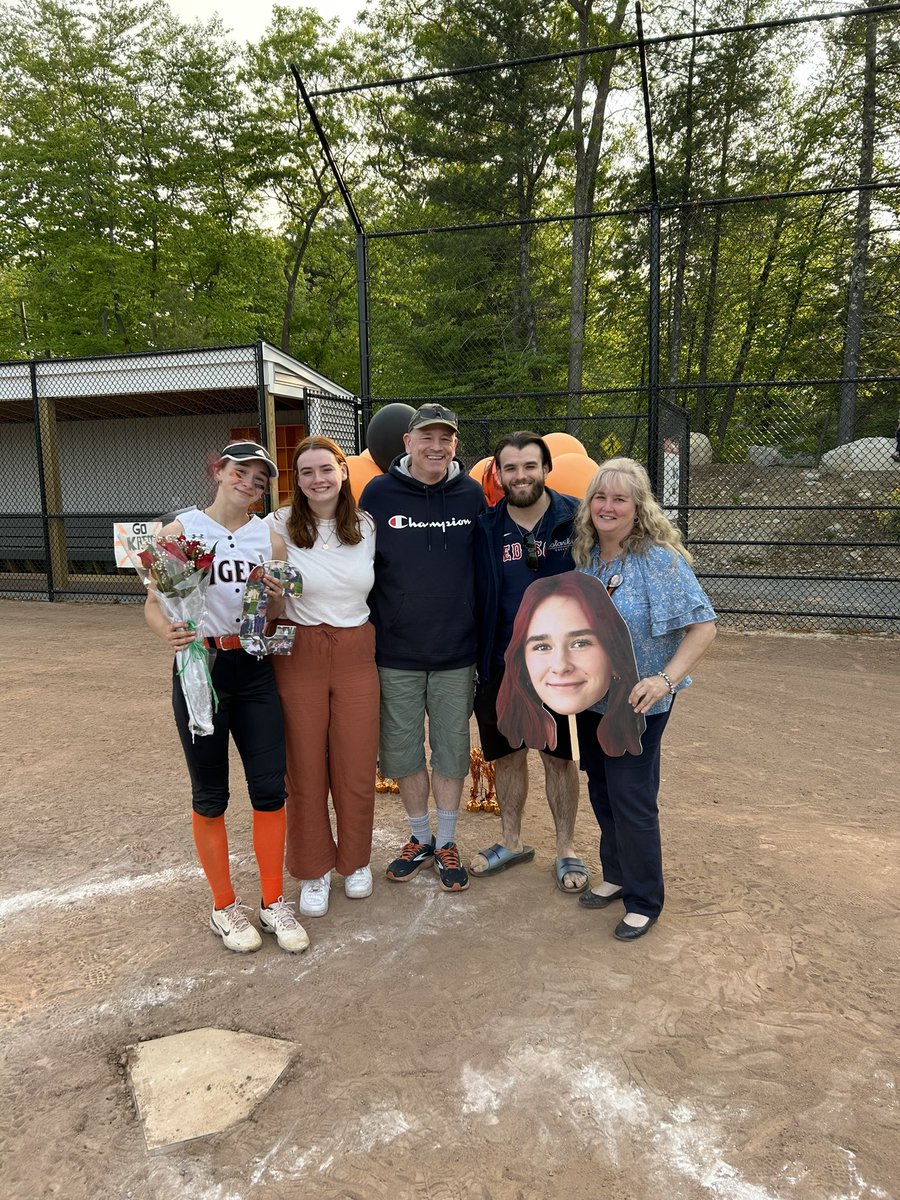 What a beautiful day for senior night!! So grateful to have these amazing seniors on our squad. Let’s run the table y’all! 🤠🥎🤙🏽🐯 @OA_Softball