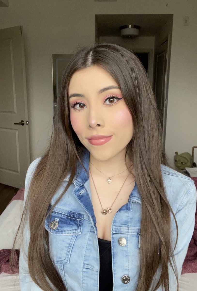 LovelyN0va's tweet photo. Happy Monday 🫶🏻💝 #gamergirl #twitchstreamer #twitchgirlstreamer #girlgamer #smallstreamer https://t.co/fU6fX9glHb