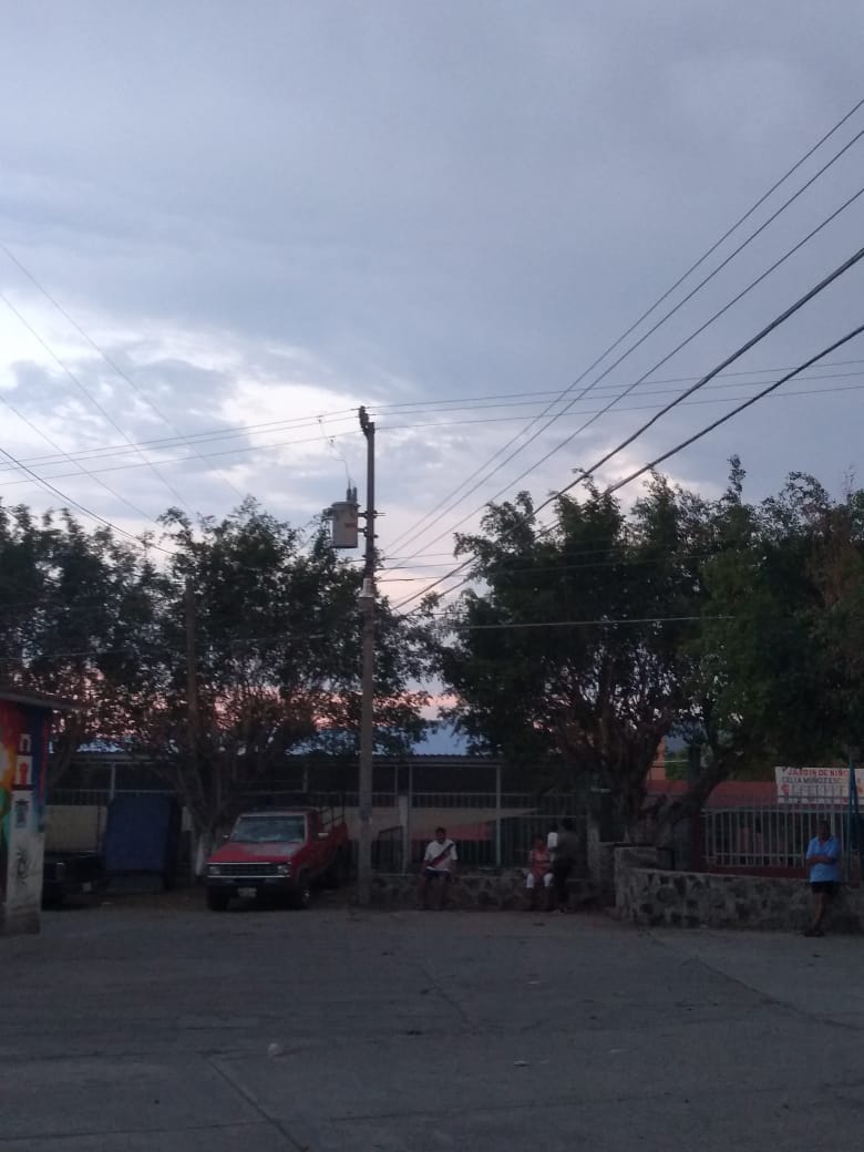 Reporte ciudadano:

"Buenas tardes no tenemos luz desde anoche hicieron un evento y hizo corto no hubo clases en el kinder y toda laclle degollado no tiene luz desde el kinder CELIA MUÑOZ todos ya reportaron y no hacen caso <a href="/CFE_Contigo/">CFE_Contigo</a> <a href="/CFEmx/">CFEmx</a> "
 En #Tetelpa #Zacatepec #Morelos