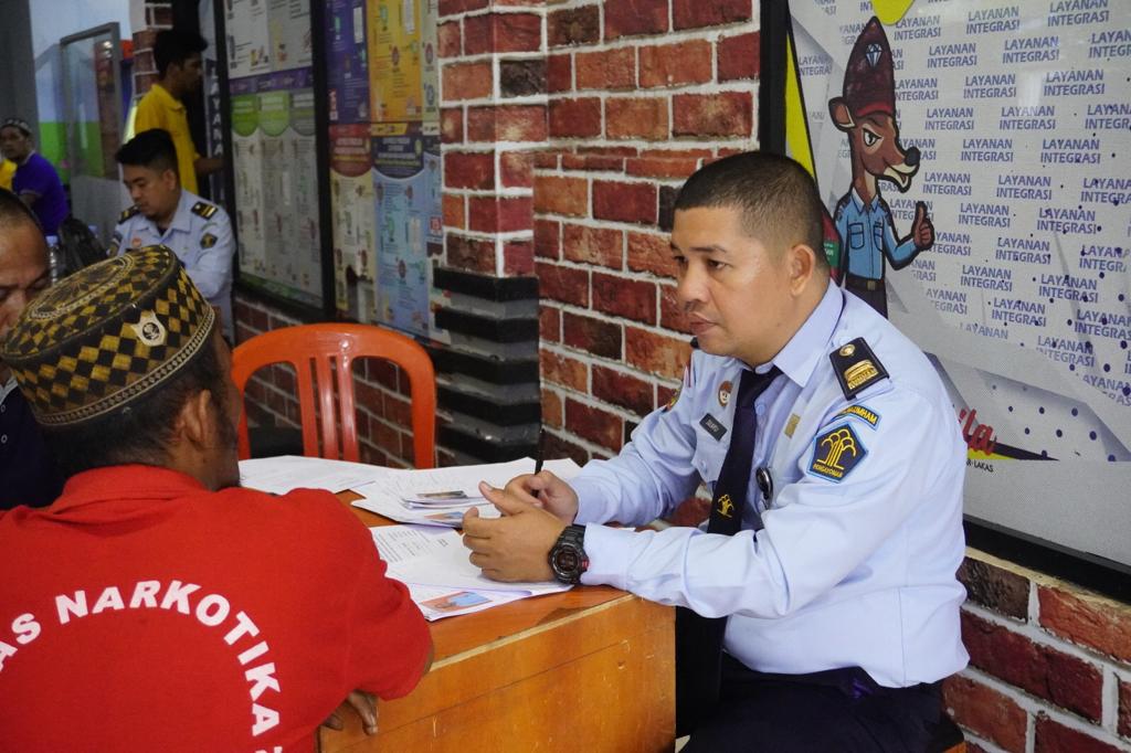 Warga Binaan Lapas Narkotika Karang Intan Ikuti Litmas Bersama Bapas Banjarmasin

<a href="/lpnkarangintan/">Lapas Narkotika Kelas IIA Karang Intan</a> <a href="/lpnkarangintan/">Lapas Narkotika Kelas IIA Karang Intan</a>
<a href="/lpnkarangintan/">Lapas Narkotika Kelas IIA Karang Intan</a> <a href="/lpnkarangintan/">Lapas Narkotika Kelas IIA Karang Intan</a> <a href="/lpnkarangintan/">Lapas Narkotika Kelas IIA Karang Intan</a> <a href="/lpnkarangintan/">Lapas Narkotika Kelas IIA Karang Intan</a> #WahyuSusetyo
Kanwil Kemenkumham Kalsel | Faisol Ali