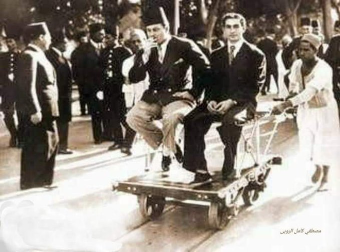 اما تسمع حمار بالوراثه
بيقول الله يرحم ايام الملكية
#وريه_الصورة_دي وقول له : ابو طربوش دا الملك فاروق من اصل الباني
واللي جمبه دا الامير محمد رضا بهلوى شاه ايران جوز اخته فوزية
#وشايف اللي بيزق العجله الحافي ده جدك كان خدام ليهم
والجيش المصري اللي حرره وخلّاك بني آدم  .😎😎😙