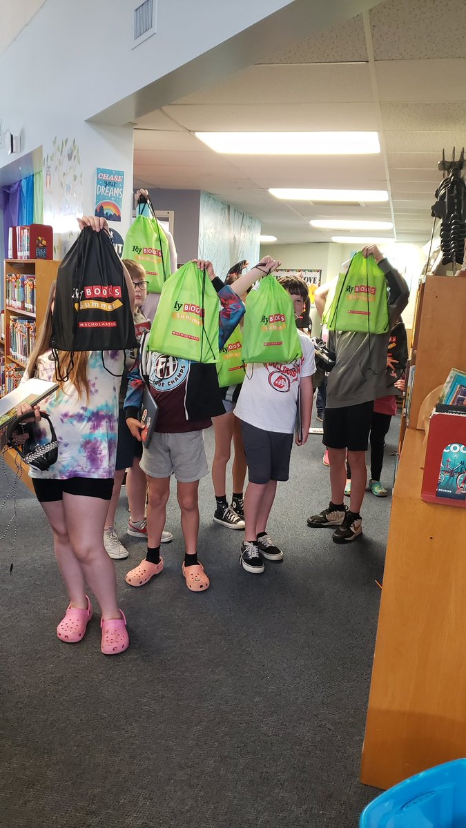 cdwilkins2's tweet image. There is no better way to start the week @PViewSPS than a visit from Ms. Kathy @springfieldlib to talk about summer reading, bingo, and receiving a huge bag of free summer reading books from @officialSPS 
#thankyou
#spslib
@Scholastic