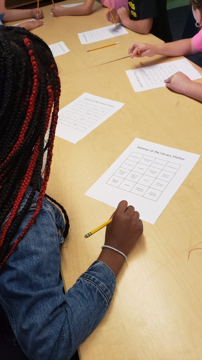 cdwilkins2's tweet image. There is no better way to start the week @PViewSPS than a visit from Ms. Kathy @springfieldlib to talk about summer reading, bingo, and receiving a huge bag of free summer reading books from @officialSPS 
#thankyou
#spslib
@Scholastic