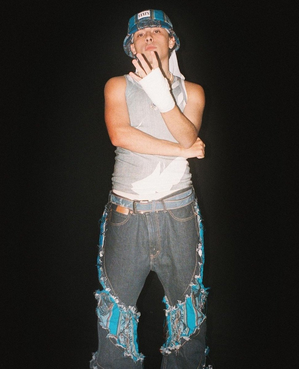 Trueno vestido por Levi's en la celebración por el #150yearsOf501 aniversario de la reconocida marca🔥⛈️🤍