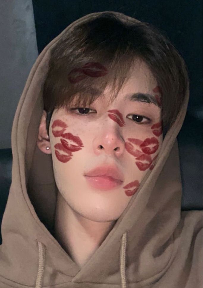 Só queria uns beijinhos, aff que vida difícil 😓