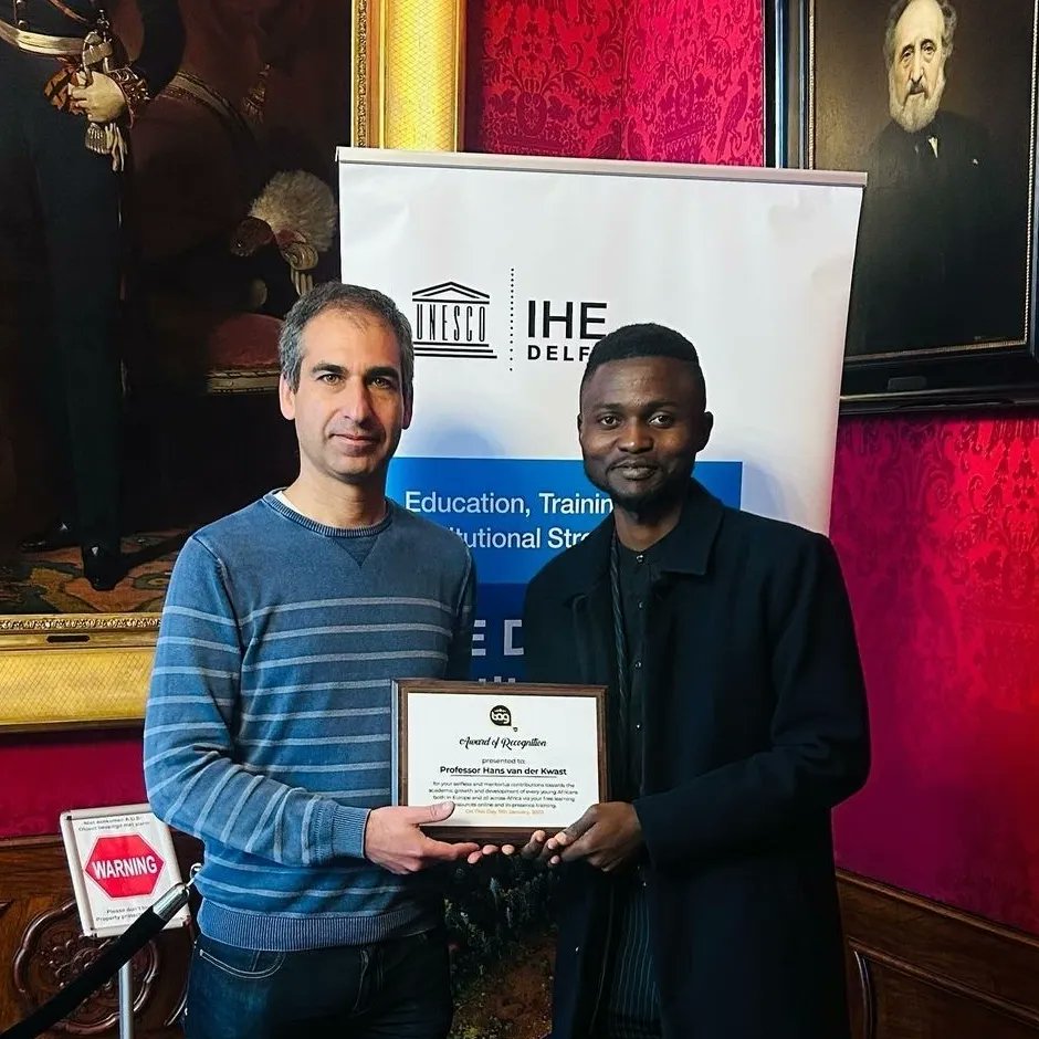 Honoured to have received yesterday an award at @ihedelft from @TagNg01 for my efforts to share knowledge with the #GlobalSouth  through #OpenEducation. Thank you!