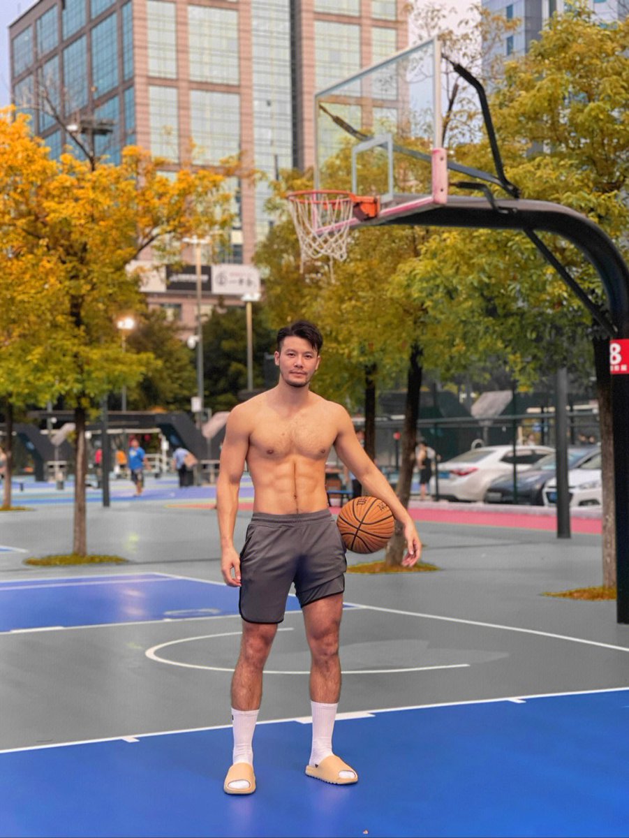 星仔dd on Twitter: RT @9syyds: 夏天来了 跟几个好友去球场打球🏀 穿着白袜 露着腹肌 挥洒汗水💦 尿液 汗液 湿透 ...
