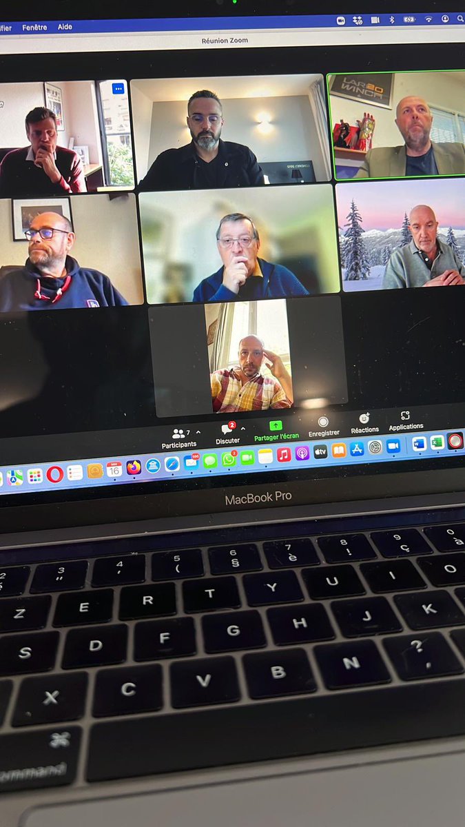 AJPHandball's tweet image. ⏰ Nous sommes depuis 8h ce matin au bureau directeur de la @LNHofficiel 

🎯 Porter la voix des joueurs dans tous les organes de décision du handball professionnel ! 

#Informer #Accompagner #Representer #NeverStop