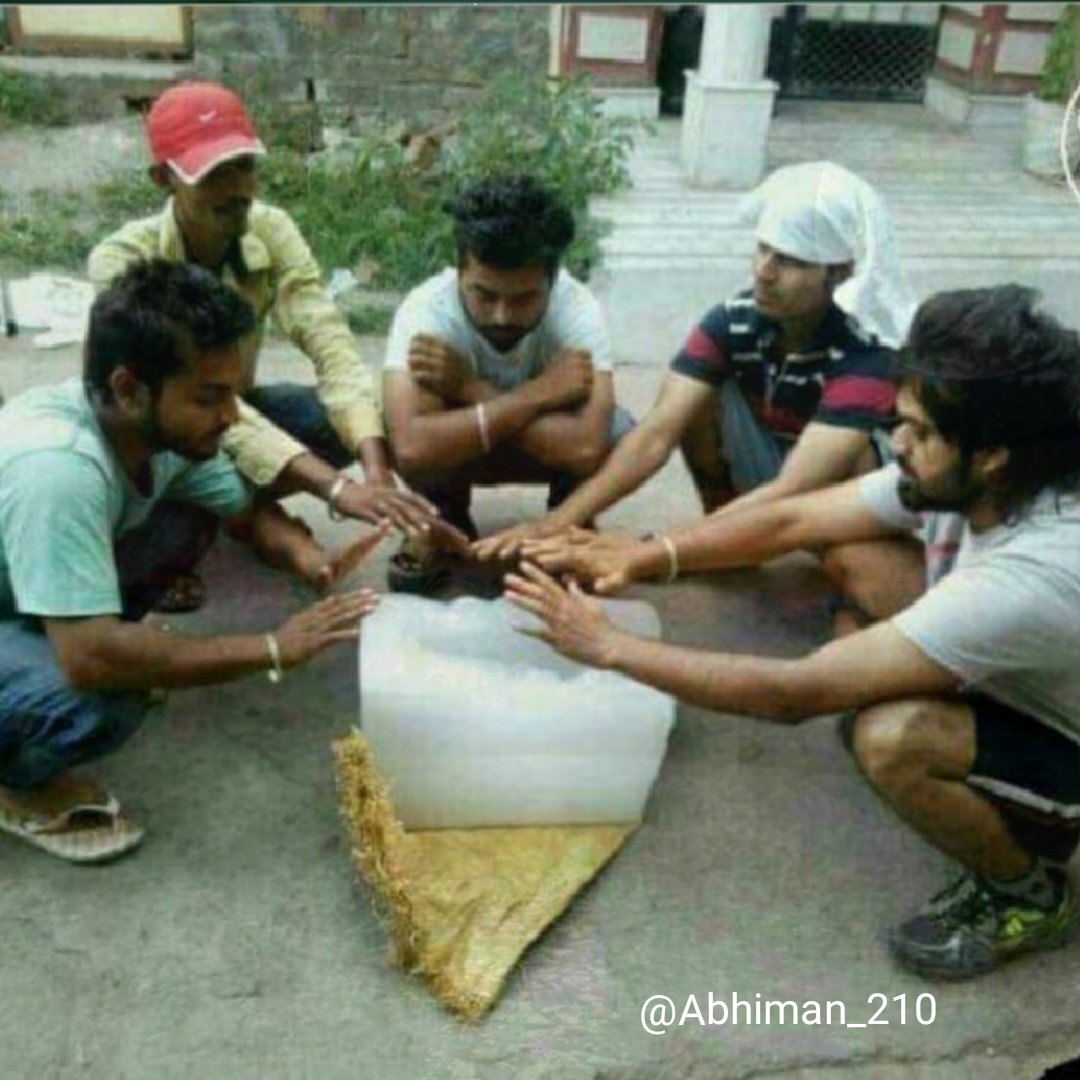 Abhiman210's tweet photo. दोस्तो,
आलू खरीद कर स्टॉक कर ले..भारी किल्लत आने वाला है..

देश का पूरा आलू कर्नाटक जा रहा है..
पता चला है वहां आलू से सोना बनाया जायेगा🤣

बिजली भी 200 यूनिट फ्री है,उसके बाद भी गर्मी लगे तो ..बर्फ भी पहुंचाया जा रहा है 🤣 https://t.co/zjpNoerWFv