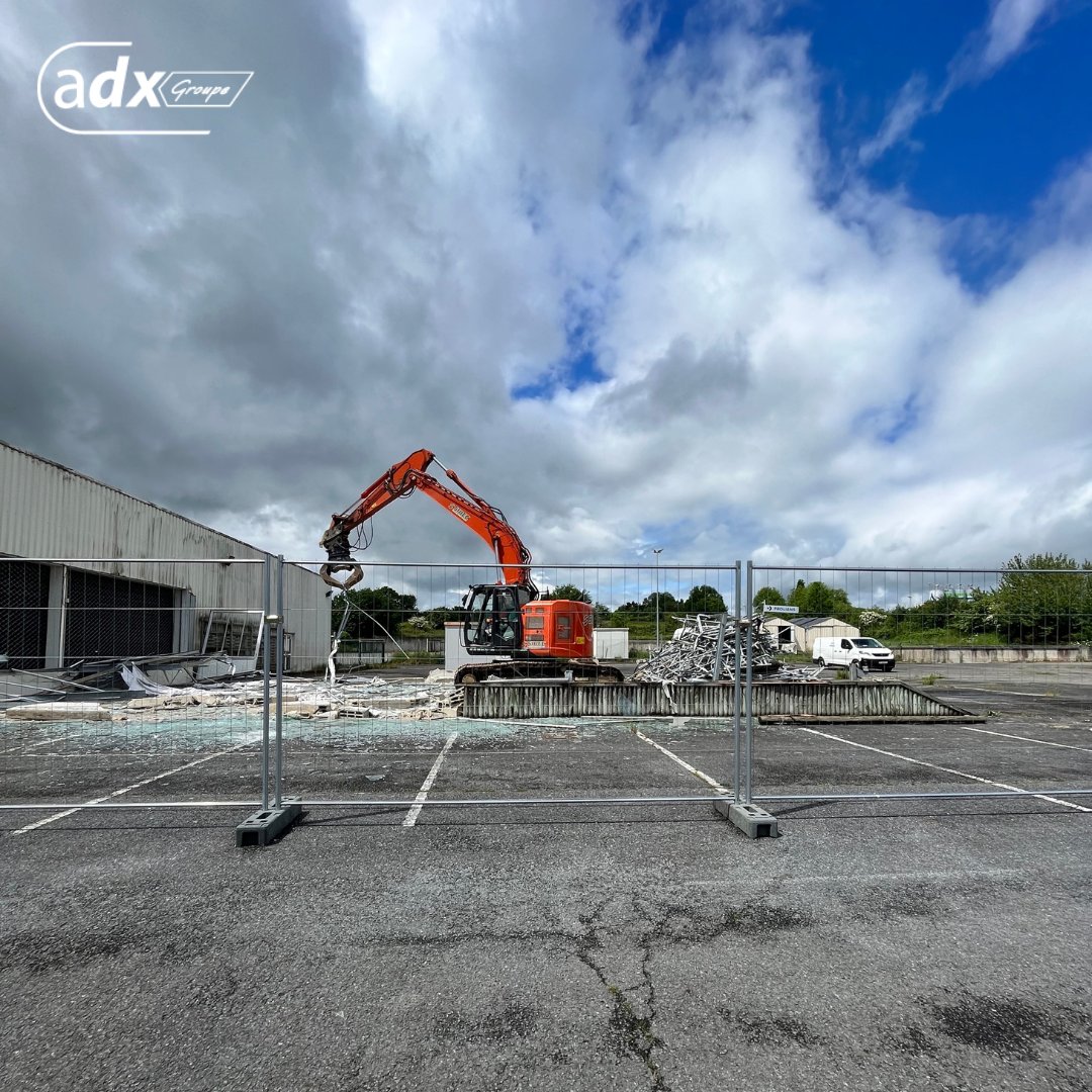 AdxGroupe's tweet image. La démolition commence pour le nouveau siège d’ADX groupe : “le campus”. 

Notre campus a été totalement pensé et conçu dans une démarche RSE #pourunmondedurable ! 🌳

La livraison de l’ensemble des bâtiments est prévue pour le premier trimestre 2025 💪🏻

#adxgroupe #bâtiment