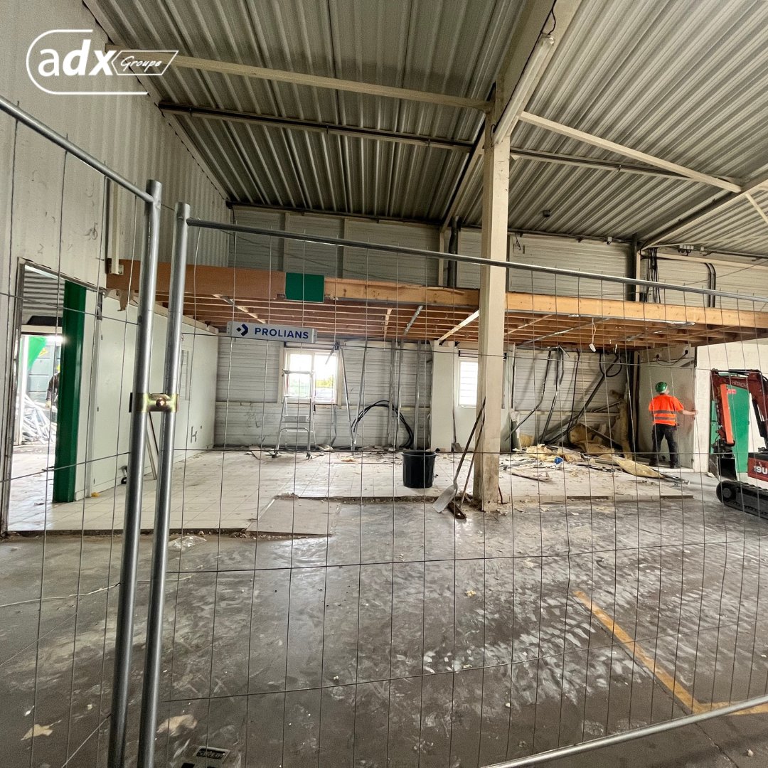 AdxGroupe's tweet image. La démolition commence pour le nouveau siège d’ADX groupe : “le campus”. 

Notre campus a été totalement pensé et conçu dans une démarche RSE #pourunmondedurable ! 🌳

La livraison de l’ensemble des bâtiments est prévue pour le premier trimestre 2025 💪🏻

#adxgroupe #bâtiment