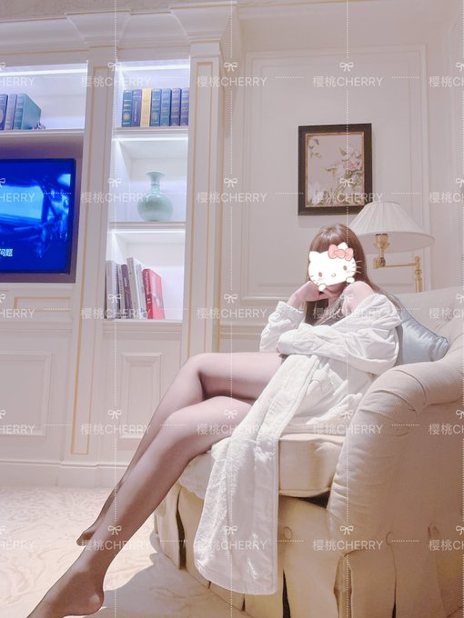 Qd8hPi's tweet photo. 想做你的猫，可以被你喂养，还可以跟你睡觉 https://t.co/4pRvbNqtVG