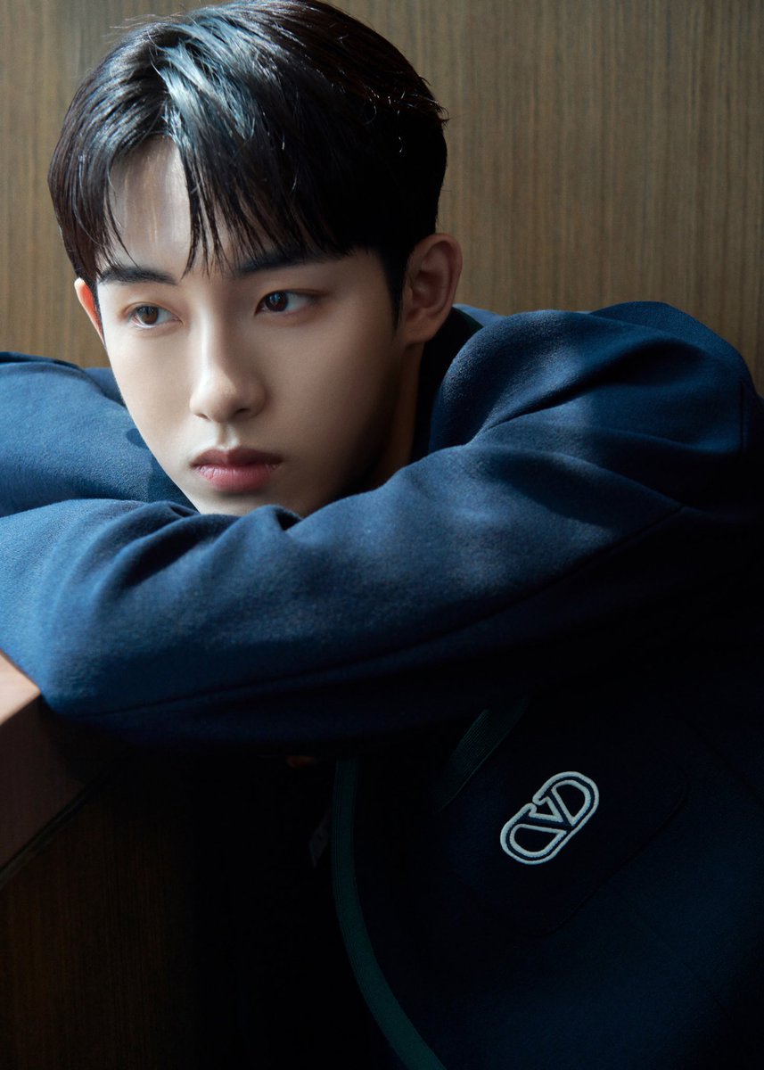 SichengAll's tweet image. 🎁💙📸Dong Sicheng
Valentino event
230516
Chengdu

#WINWINxVALENTINO

#董思成 #DongSicheng #WINWIN #윈윈 #ウィンウィン #วินวิน

🔷
@ 董思成WINWIN工作室

侵入城市掠影，浮想沿上空蔓延。
微风与眼神交互划过心潮，初夏乐章即刻奏响@威神V_董思成_WINWIN 

1️⃣