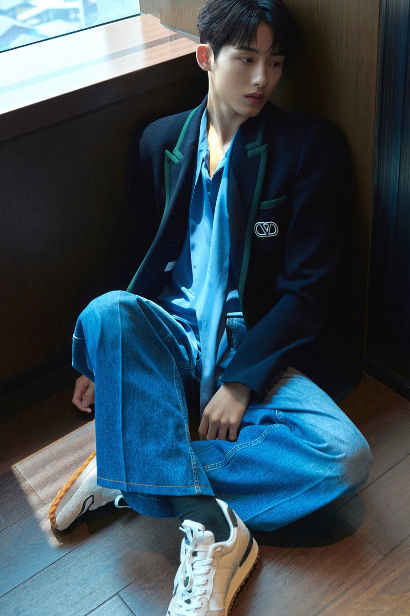 SichengAll's tweet image. 🎁💙📸Dong Sicheng
Valentino event
230516
Chengdu

#WINWINxVALENTINO

#董思成 #DongSicheng #WINWIN #윈윈 #ウィンウィン #วินวิน

🔷
@ 董思成WINWIN工作室

侵入城市掠影，浮想沿上空蔓延。
微风与眼神交互划过心潮，初夏乐章即刻奏响@威神V_董思成_WINWIN 

1️⃣