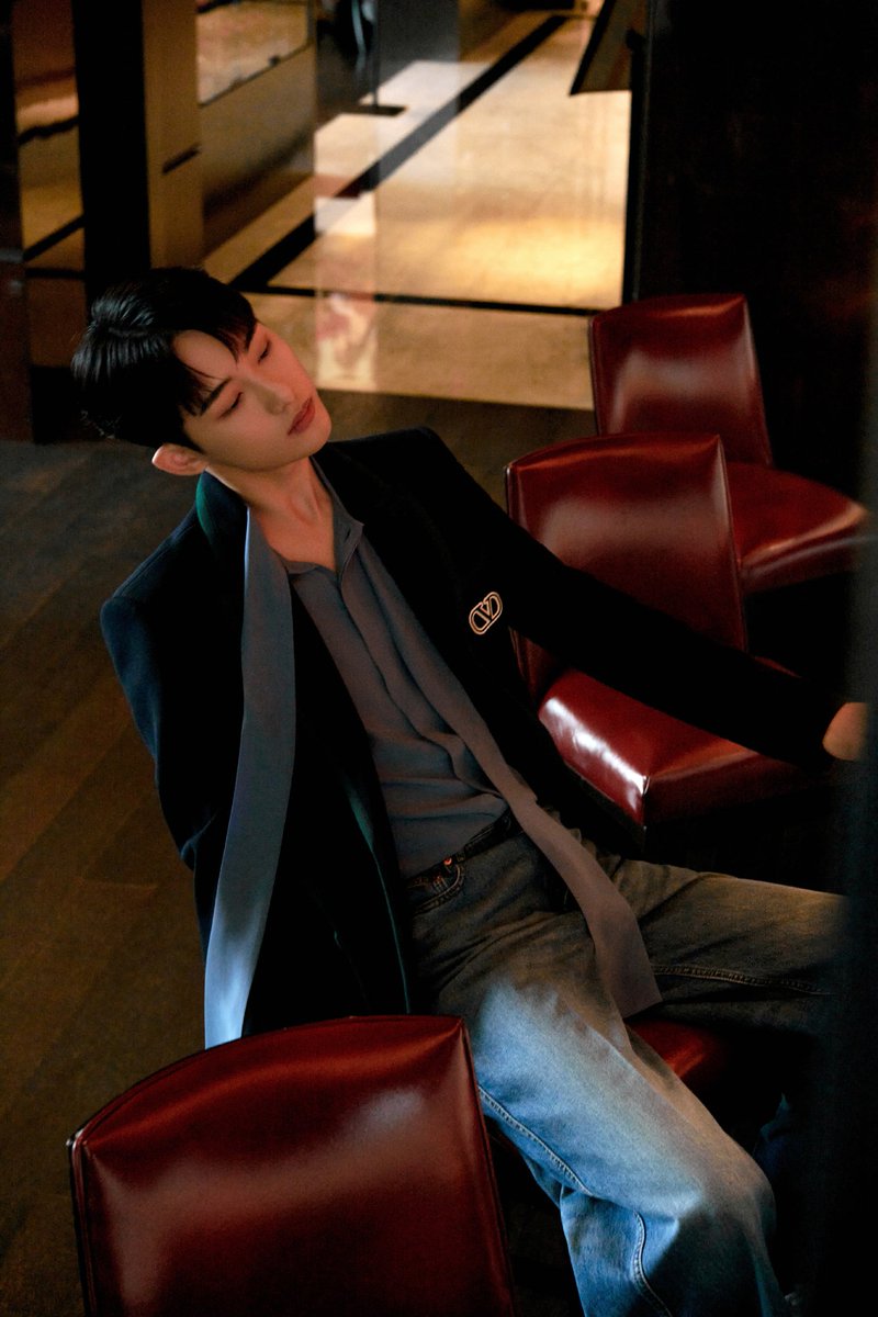 SichengAll's tweet image. 🎁💙📸Dong Sicheng
Valentino event
230516
Chengdu

#WINWINxVALENTINO

#董思成 #DongSicheng #WINWIN #윈윈 #ウィンウィン #วินวิน

🔷
@ 董思成WINWIN工作室

侵入城市掠影，浮想沿上空蔓延。
微风与眼神交互划过心潮，初夏乐章即刻奏响@威神V_董思成_WINWIN 

1️⃣