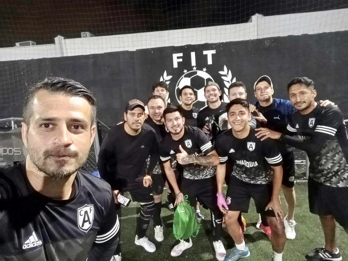 AnarquiaFR's tweet photo. Triunfo de la @AnarquiaFR ⚽️⚽️ en las canchas de Fit Soccer Cumbres… 
Equipo completo despues de meses 😎
… @victoralonsok @ferhorta21 @Jimyhorts @__OLE @ortero23 @lalocarlos80 https://t.co/ul63lT1DXX